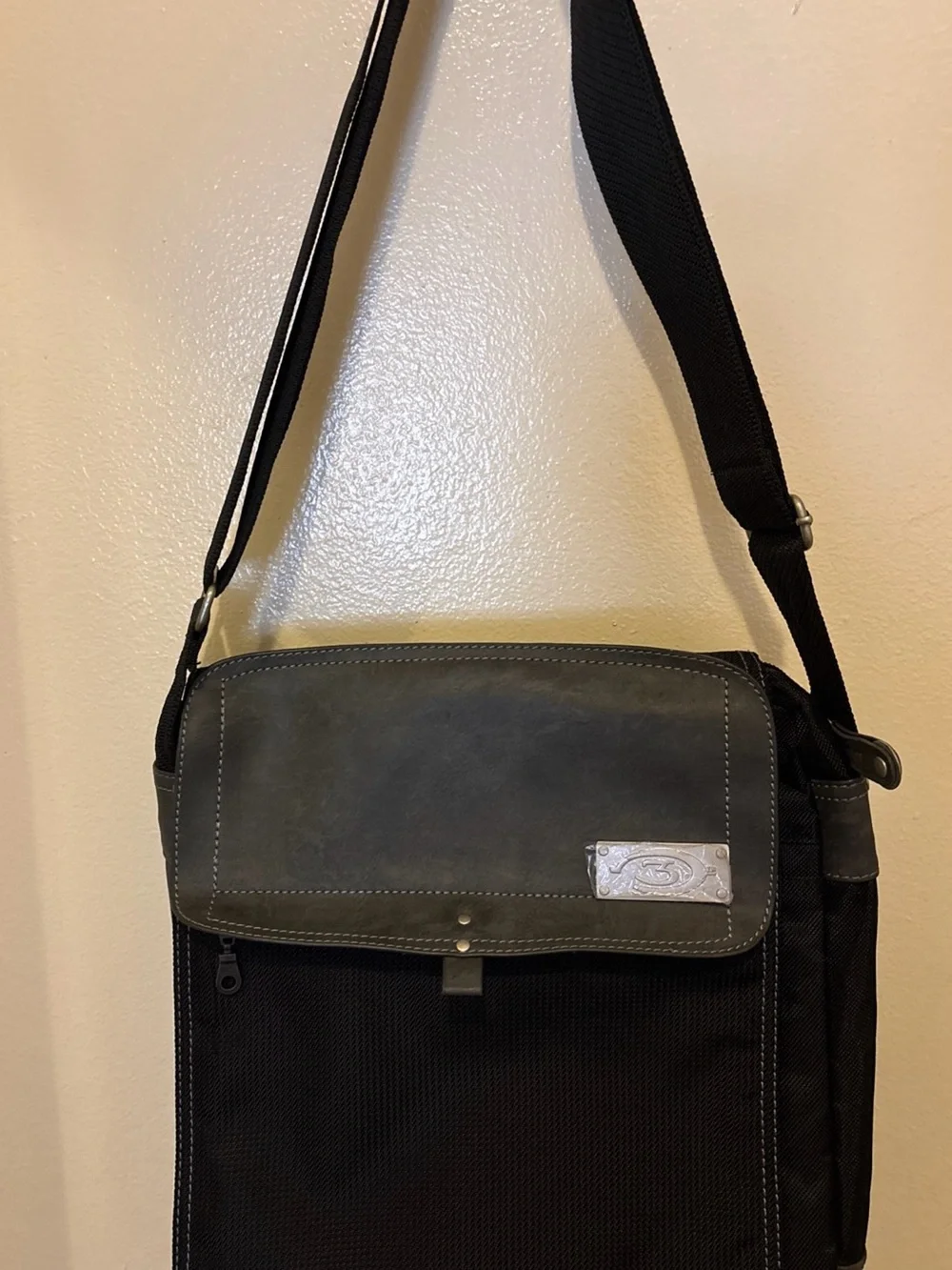 VTG Halo3 Messenger Nylon Bag. Black Mesh/Canvas Body Grey Trim Metal Logo. New